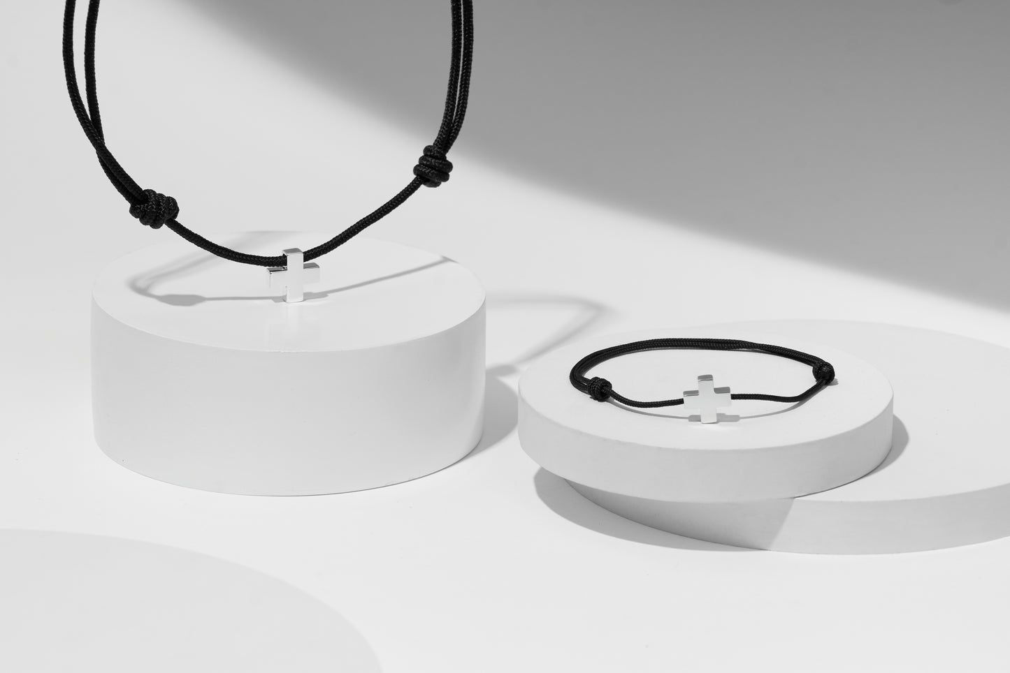 Pulsera Cruz en cordiño