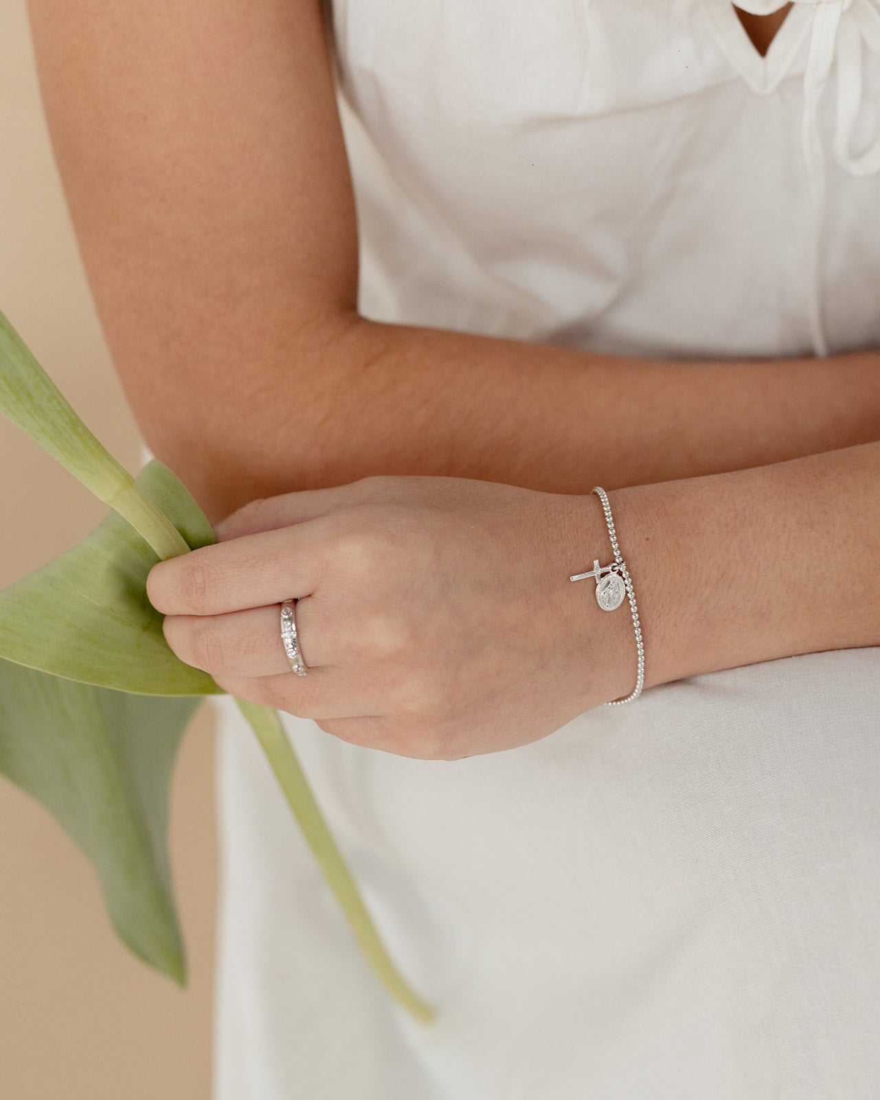 Pulsera con la Virgen de la Medalla Milagrosa y Cruz