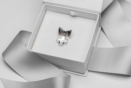 Segurito mother of pearl cross in bow