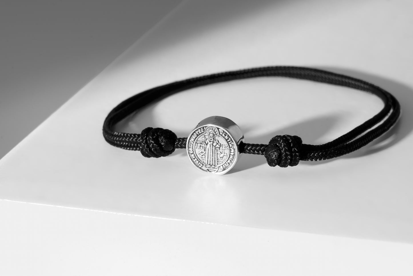 Pulsera medalla de San Benito