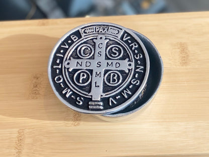 CAJITA CON LA CRUZ DE SAN BENITO