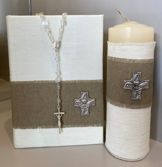 Biblia y vela para Primera  Comunión