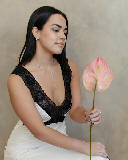 Aretes arracada de rodio tipo huggies con Solitaire Halo de Moissanita de 0.5 ct