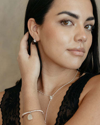 Aretes arracada de rodio tipo huggies con Solitaire Halo de Moissanita de 0.5 ct