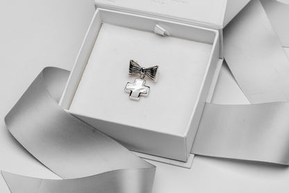 Segurito mother of pearl cross in bow